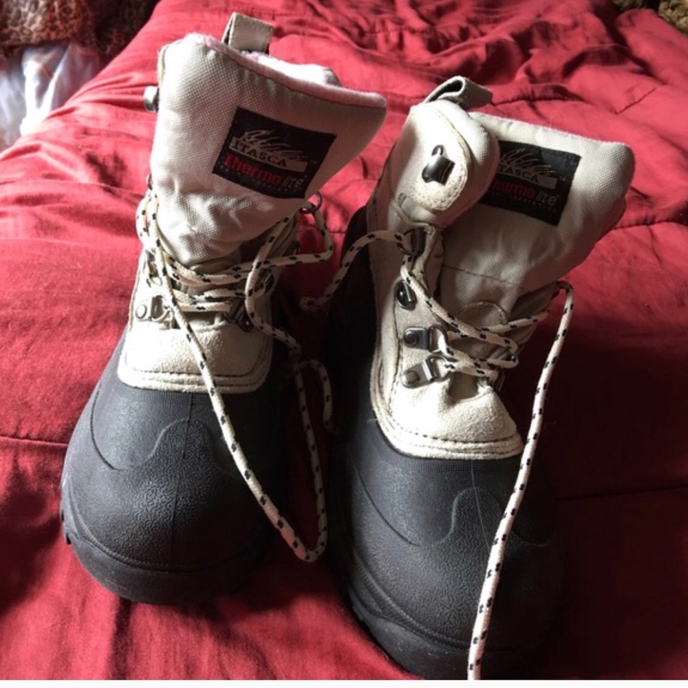 Snow boots